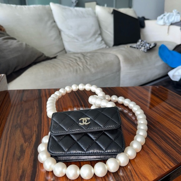 Chanel Crossbody Bag - 2021 Maxi Pearl Mini Wallet on Chain - Picture 4 of 6
